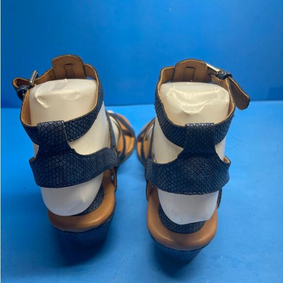 B.O.C. Born Concepts Blue Strappy Flat Slingback Sandals 7 M Casual Comfort - Picture 2 of 10